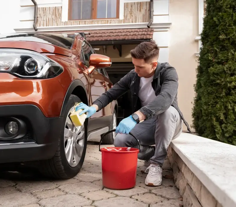 Lavage auto à domicile Prunay-le-Temple : professionnel intervenant sur un véhicule